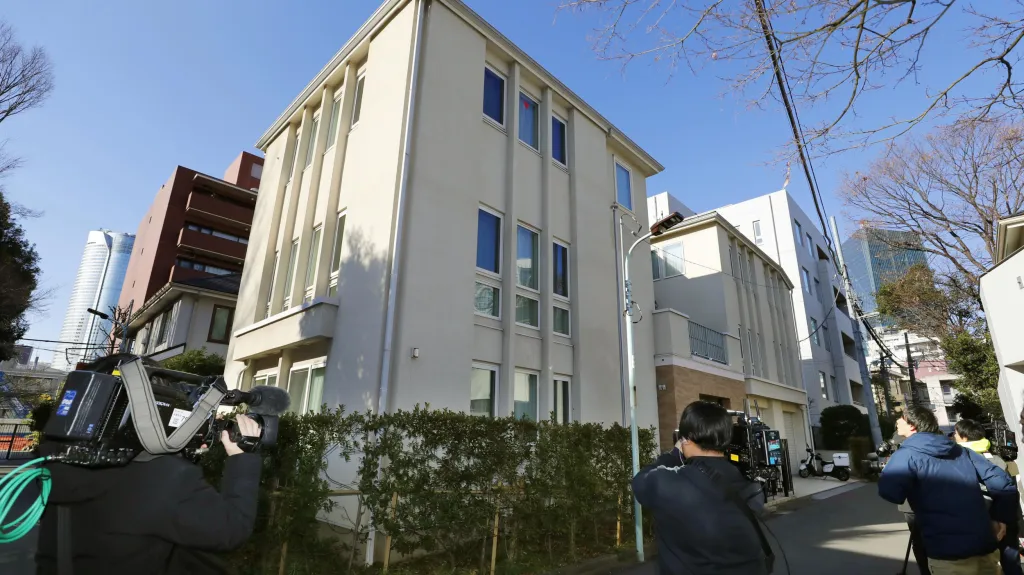 Novináři před bydlištěm bývalého předsedy Nissanu Carlose Ghosna