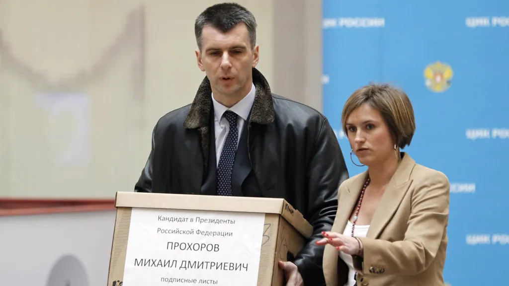 Michail Prochorov nese k volební komisi podpisové archy