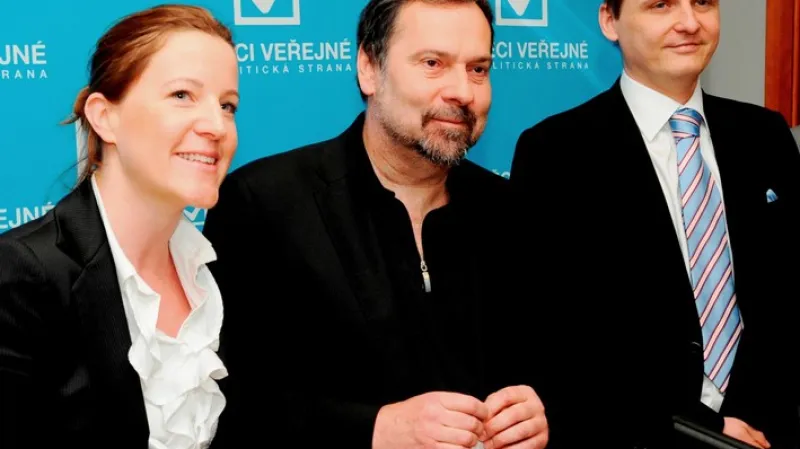 Karolína Peake, Radek John a Vít Bárta