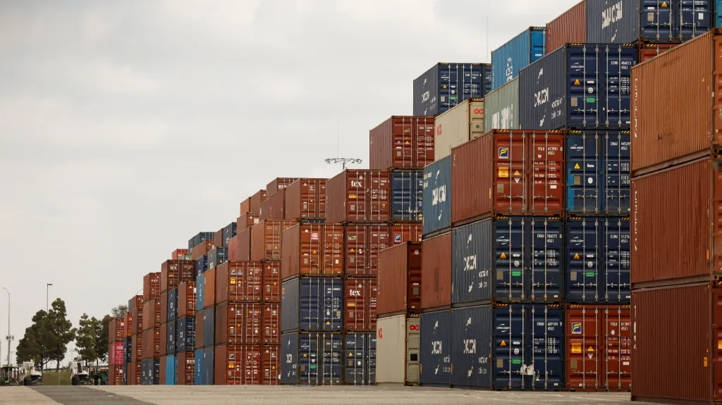 Přepravní kontejnery v přístavu v Los Angeles (ilustrační foto)