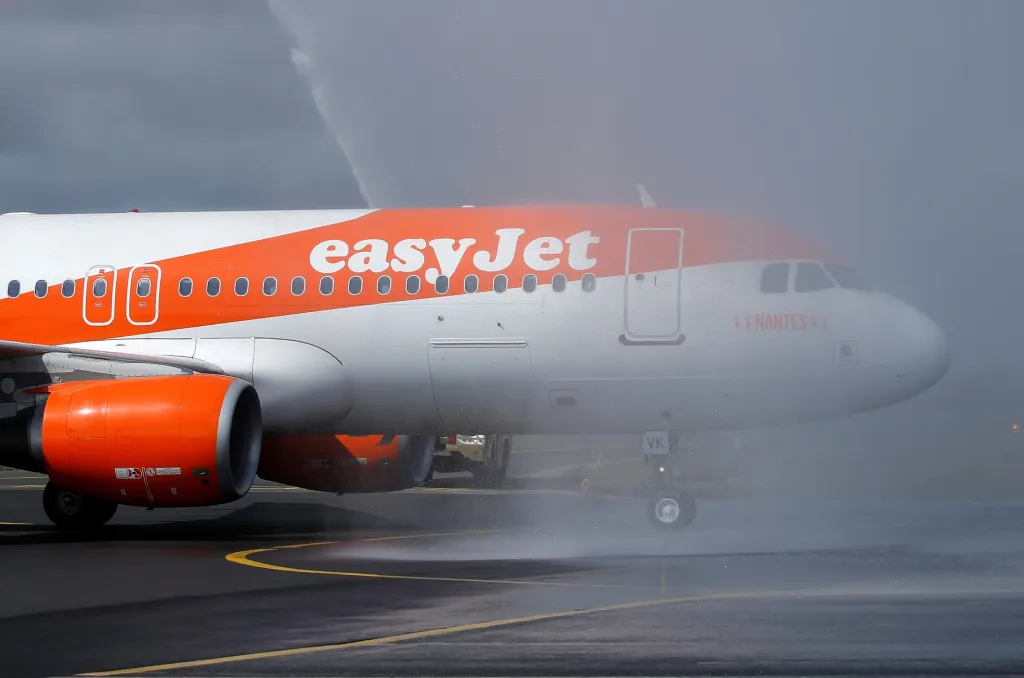Dalším typem je Airbus A320-214. Tento je krátce po přistání během slavnostního otevření nové základny easyJet na letišti Nantes-Atlantique poblíž Nantes ve Francii 4. dubna 2019