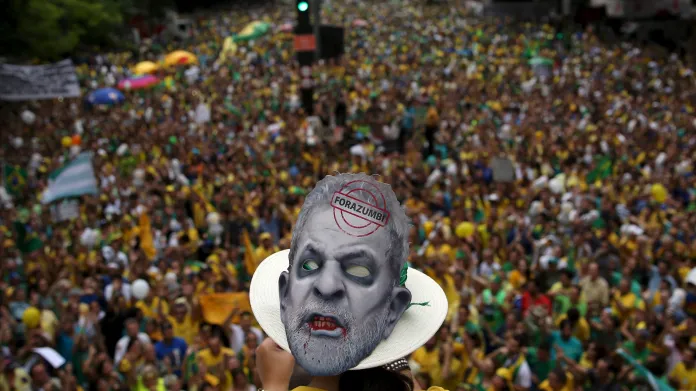 Lula da Silva na masce při demonstracích proti brazilské prezidentce