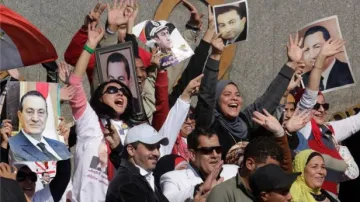 Vzkaz Mubarakovi od jeho stoupenců: Nikdo tě nemůže odstranit