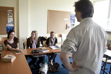 Zaměstnanci neumí cizí řeči. Firmy na jejich vzdělávání doplácejí