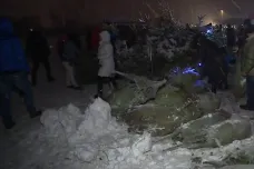 Lidé z obcí zasažených tornádem se chystají na Vánoce. Dobrovolníci rozdávali v Hruškách stromečky a cukroví