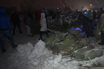 Lidé z obcí zasažených tornádem se chystají na Vánoce. Dobrovolníci rozdávali v Hruškách stromečky a cukroví