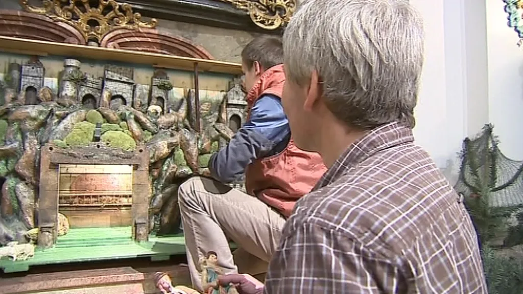 Na instalaci betléma se podílejí farníci