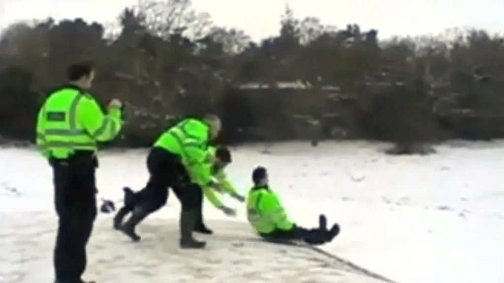 Britští policisté bobují na štítech