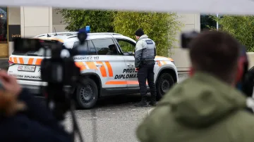 Policista před ženevským hotelem InterContinental, kde se jednání konají