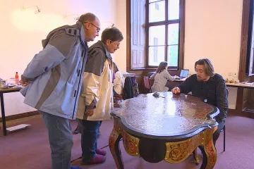 Mladí restaurátoři opět pracují na zámku ve Slavkově. Návštěvníci je při tom mohou sledovat 