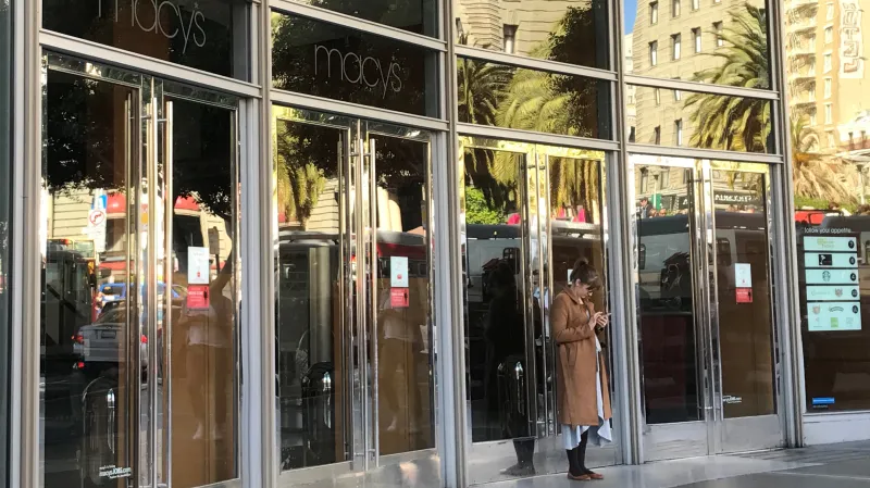 Jeden z mnoha zavřených obchodů kvůli výpadku proudu