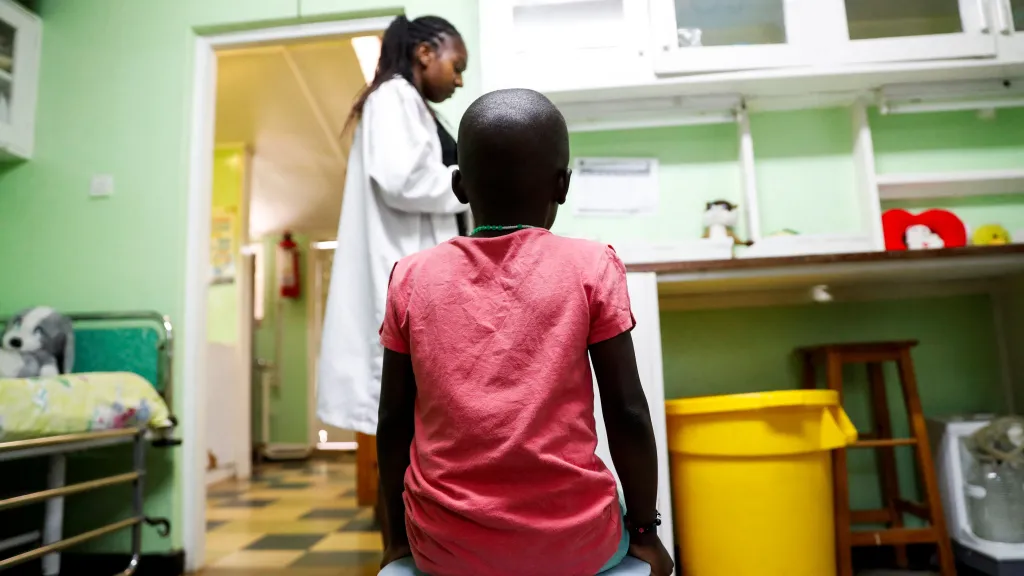 Podávání léků proti HIV v Keni