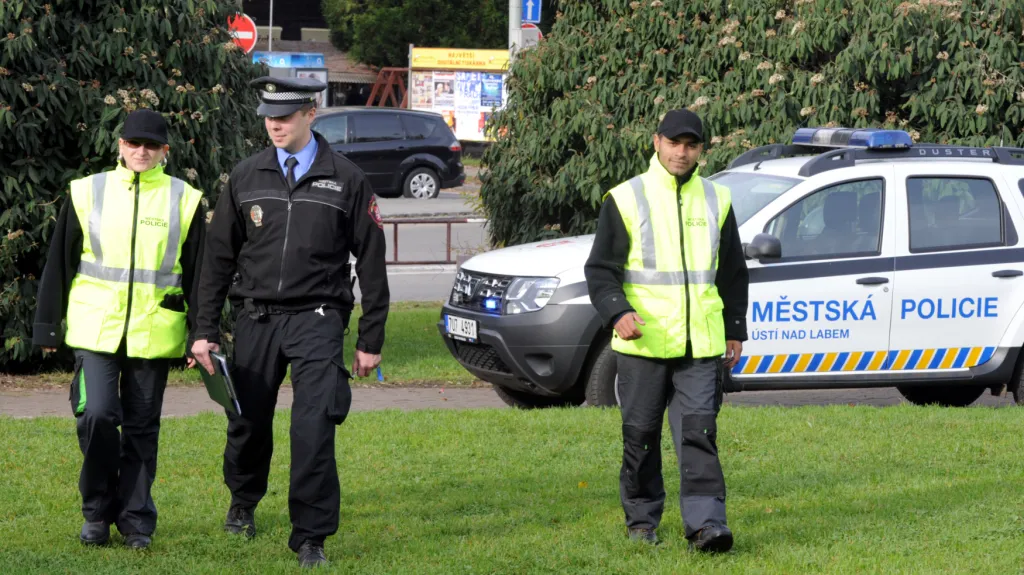 Ústecký strážník s pracovníky tzv. dohledové služby z řad nezaměstnaných
