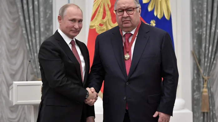 Oligarcha Ališer Usmanov s Vladimirem Putinem