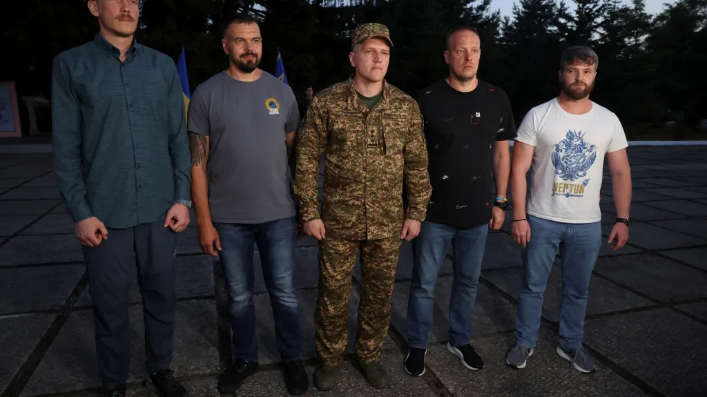 Obránci mariupolského Azovstalu po návratu na Ukrajinu