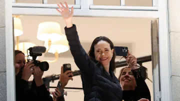 Venezuelská opoziční lídryně María Corina Machadová zdraví své příznivce při návštěvě Osla