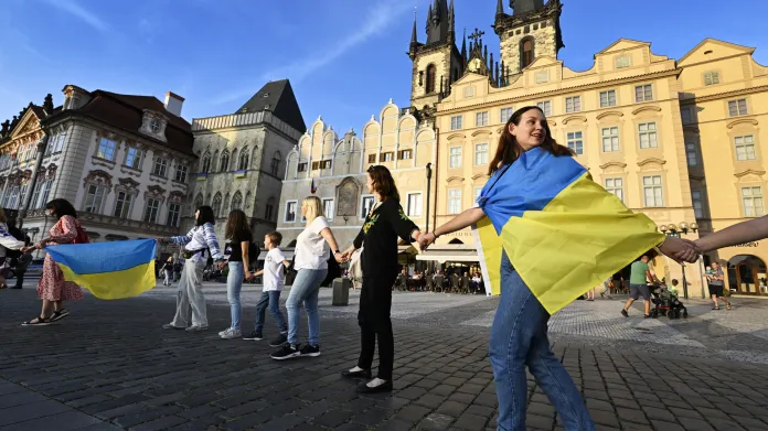 Lidský řetěz v Praze tvořený Ukrajinci a podporovateli Ukrajiny