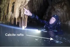 Místo kladiv stalaktity. V zatopené jeskyni na Yucatanu našli archeologové pravěký důl na okr
