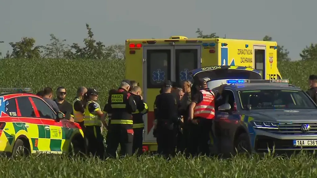 Záchranné složky zasahují u pádu soukromého letadla u pražského letiště Točná