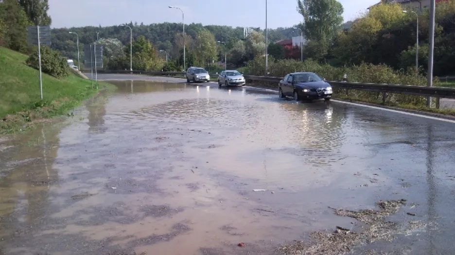 Voda zalila Hradeckou ulici v Brně