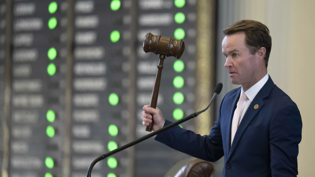Republikánský předseda texaské Sněmovny reprezentantů Dade Phelan při hlasování