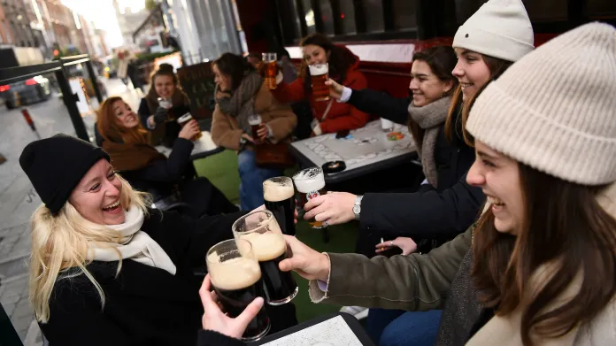 Irské hospody a restaurace mohou od soboty otevřít bez omezení