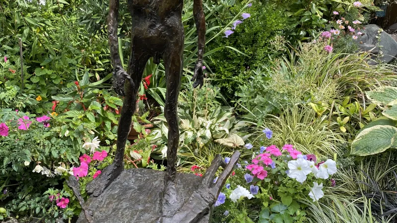 Sochu s názvem Bůh je mrtev obdivovali komunisté i anglikánská církev. Pro Sedleckou symbolizovala změnu ve vlastním životě