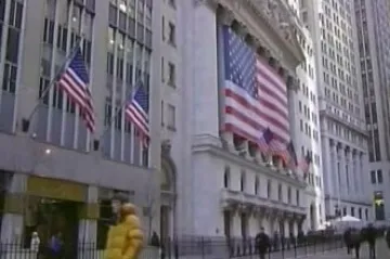 Obchodní deficit USA nečekaně klesl