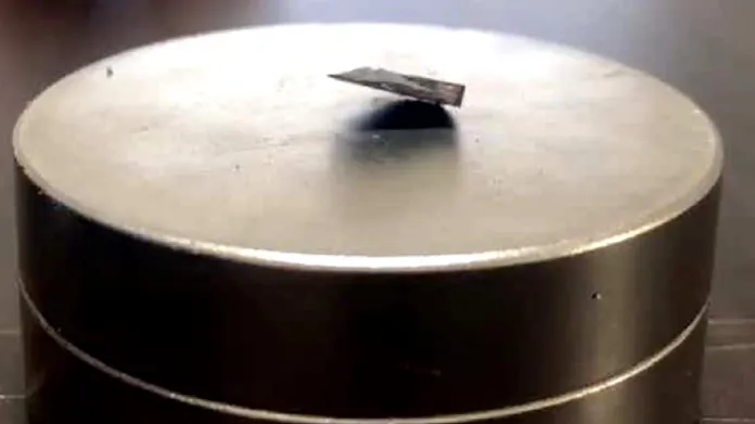 Kousek supravodivého materiálu levitujícího nad magnetem