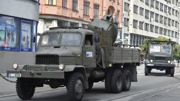 Do ulic brněnského centra vyrazila i vojenská vozidla