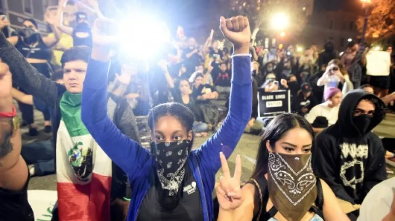 Demonstranti v kalifornském Oaklandu,  Autor: Noah Berger,  Zdroj: Reuters