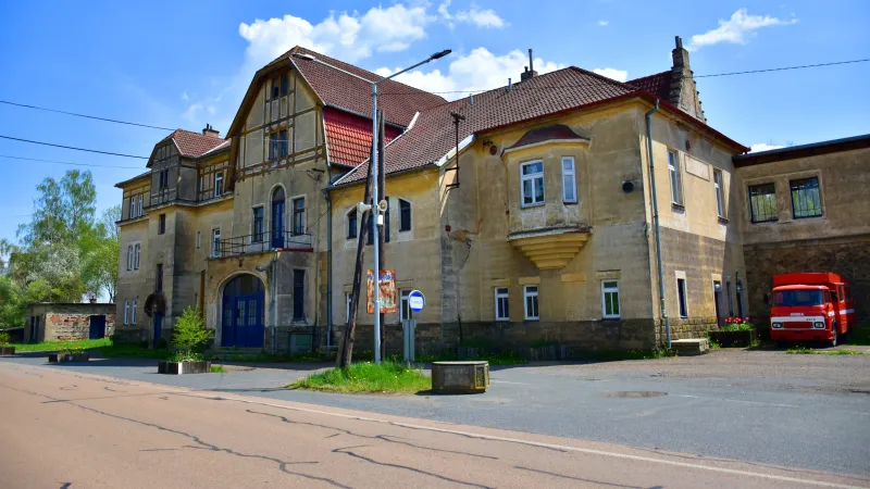 K rychlíkovým stanicím na bývalé západní dráze patřil i Zbiroh. Secesní nádražní budova však již železniční dopravě neslouží. Při modernizaci koridoru byla stanice zrušena a nahradila ji nová zastávka Kařez.