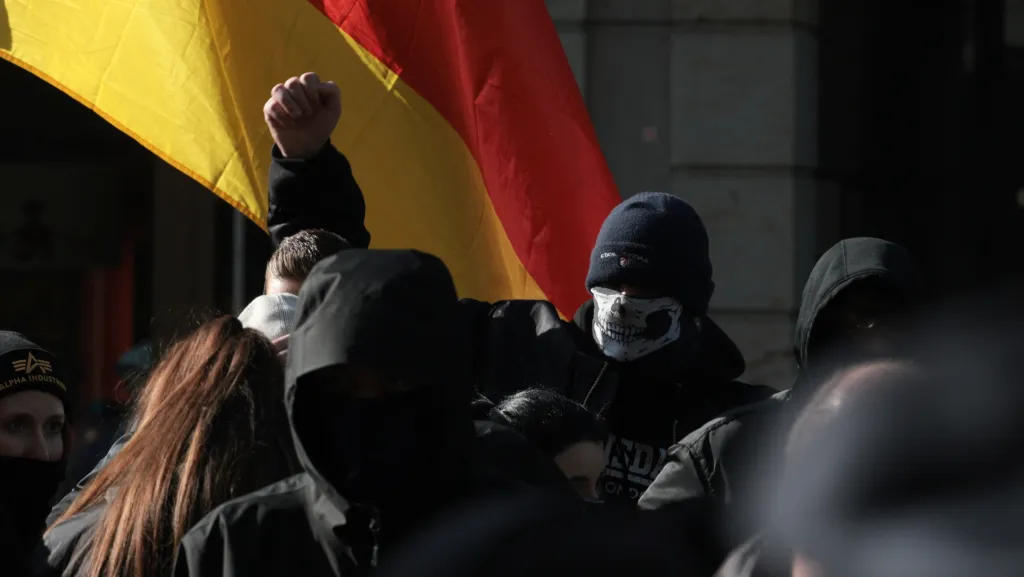 Pravicoví demonstranti pochodují proti „levicovému extremismu“ v berlínské vládní čtvrti den před německými parlamentními volbami (snímek z 22. února 2025)
