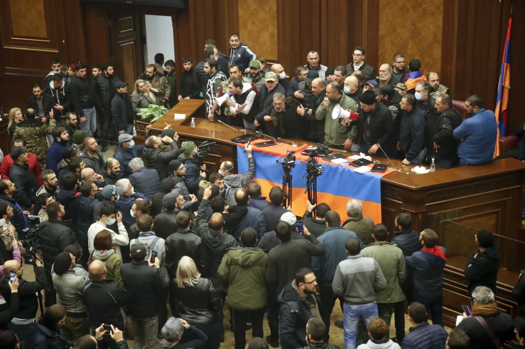 Demonstranti vtrhli do budovy Národního shromáždění Arménie