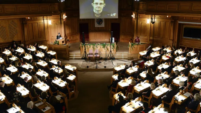 Edward Snowden promluvil na pařížské konferenci AI