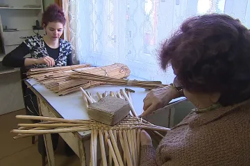 Umí uplést ošatku nebo rohožku z orobinců. Jako jedna z posledních