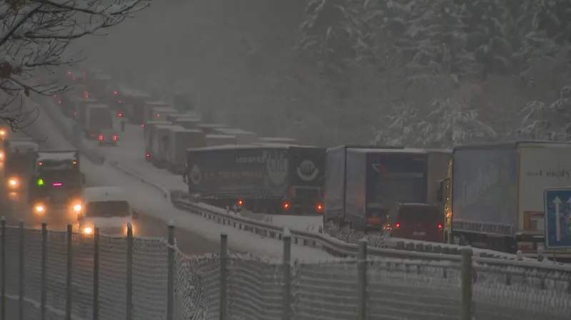 Kolona před nehodou na D5