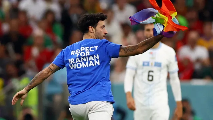 Fanoušek, který pronikl na hrací plochu na podporu sexuálních menšin, íránských žen a LGBT