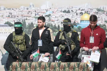 Palestinští teroristé propustili tři rukojmí, Izrael přes tři sta vězňů