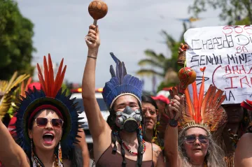 Za klima pochodovali v Brazílii původní obyvatelé i lidé z celého světa