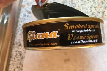 Veterináři nařídili stáhnout uzené šproty v oleji značky Giana. V konzervě byl úlomek kovu