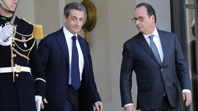 Nicolas Sarkozy a Francois Hollande před Elysejským palácem