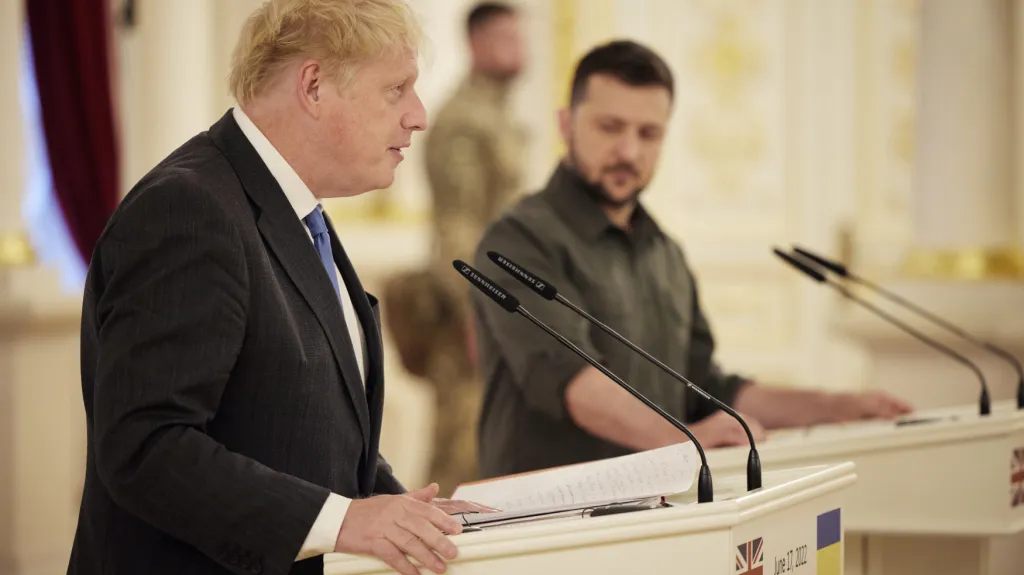 Britský premiér Boris Johnson na návštěvě Kyjeva. V pozadí ukrajinský prezident Volodymyr Zelenskyj