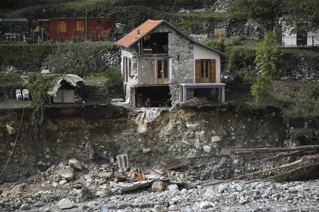 Rozsáhlé záplavy na jihovýchodě Francie a severozápadě Itálie si od pátku vyžádaly nejméně 12 obětí. Pátrání po dalších osobách pokračuje