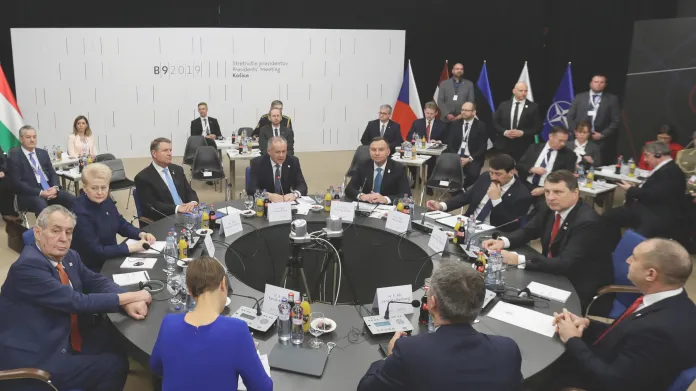 Jednání představitelů B9 na summitu v Košicích v roce 2019