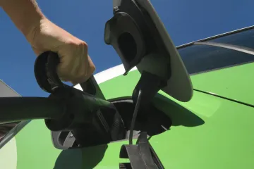 Praha ruší zvýhodněné parkování pro hybridy. Elektromobily mohou v zónách parkovat zdarma