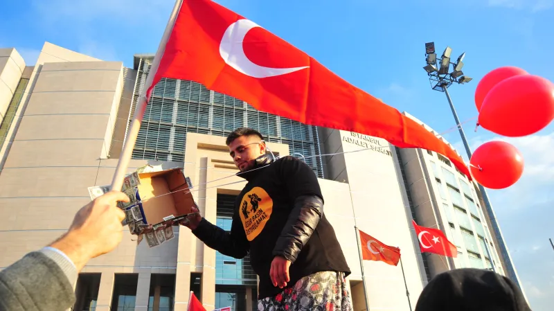 Turci protestují proti razii v médiích