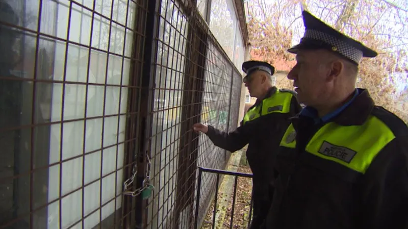 Strážníci při pravidelné kontrole bývalého hotelu