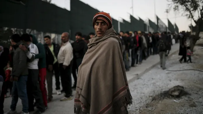 Uprchlík čeká na jídlo v táboře na řeckém ostrově Lesbos