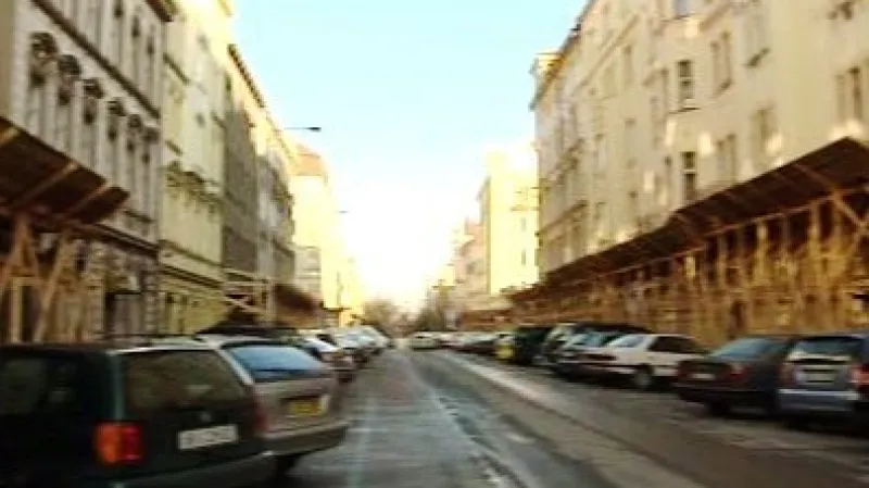 V bytech na Letné opadává omítka, lidé si stěžují